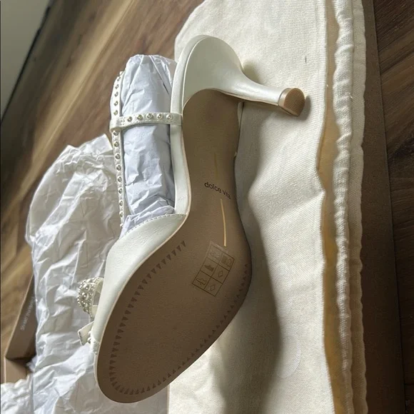 Dolce Vita White Satin Pearl Heels - Size 7 - Picture 4 of 9